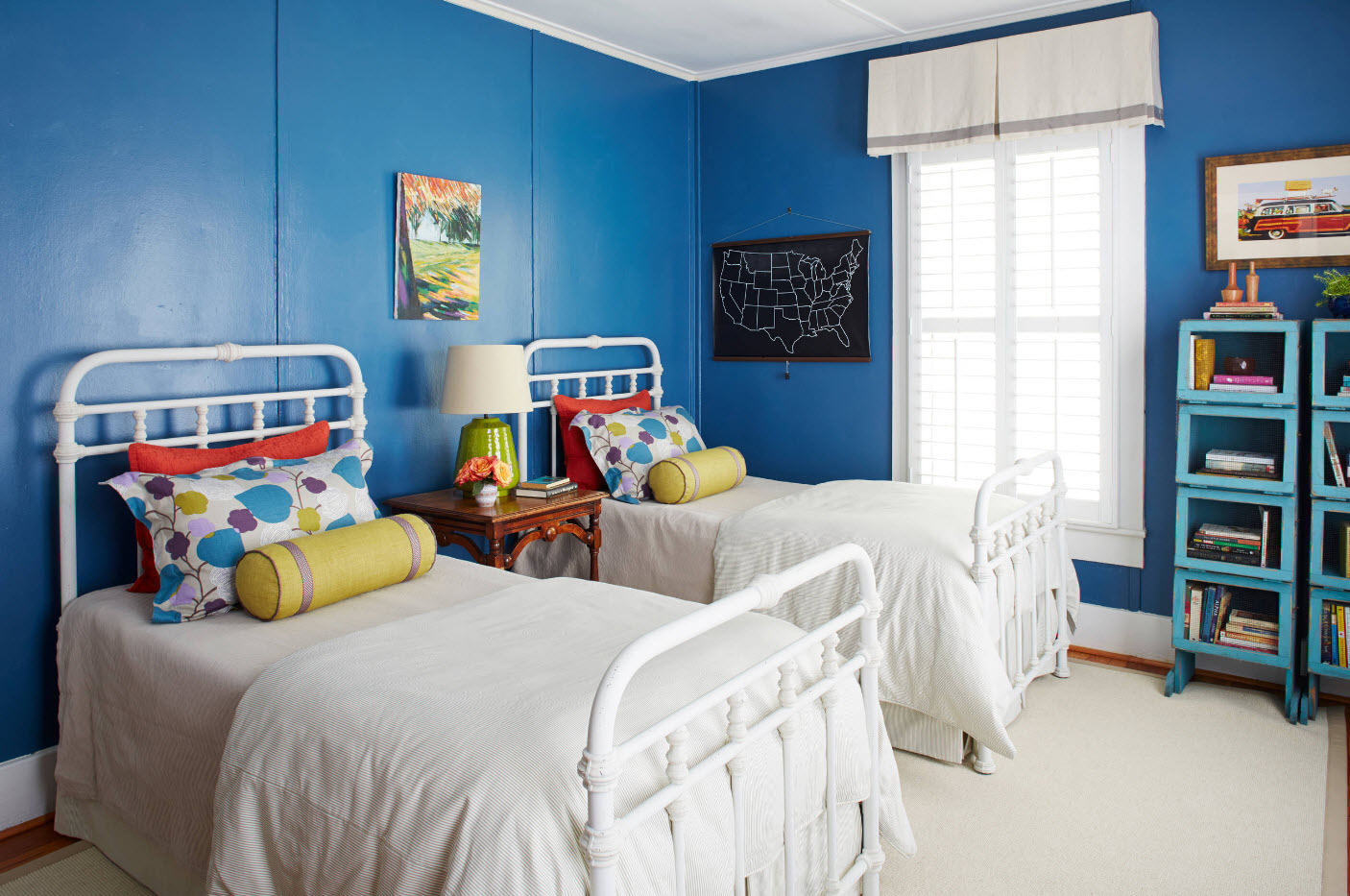 En un dormitorio con paredes azules