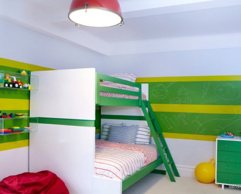 Letto a castello con scaletta nella camera dei bambini