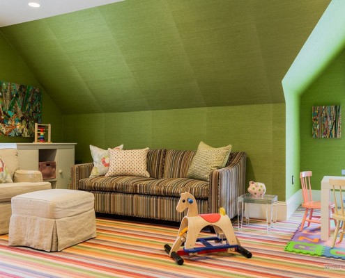 Ruda sofa vaikų kambaryje