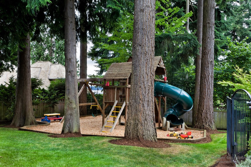 Mediniai vaikų namai žaidimų aikštelės teritorijoje
