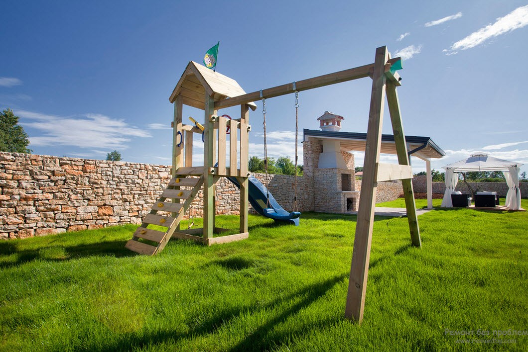 Žaidimų aikštelės dizainas erdvaus kiemo teritorijoje
