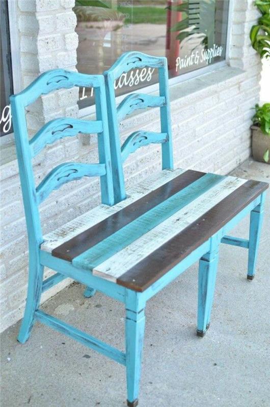 padėklų suoliukas su dviem pastelinėmis mėlynomis kėdėmis, baldai užkandinės baro lauko zonai, padėklų suoliukas