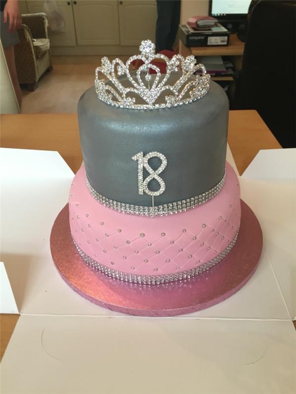 Şeker hamurlu ve dekoratif taçlı iki katlı pasta, kız doğum günü pastası, orijinal doğum günü pastası görüntüsü