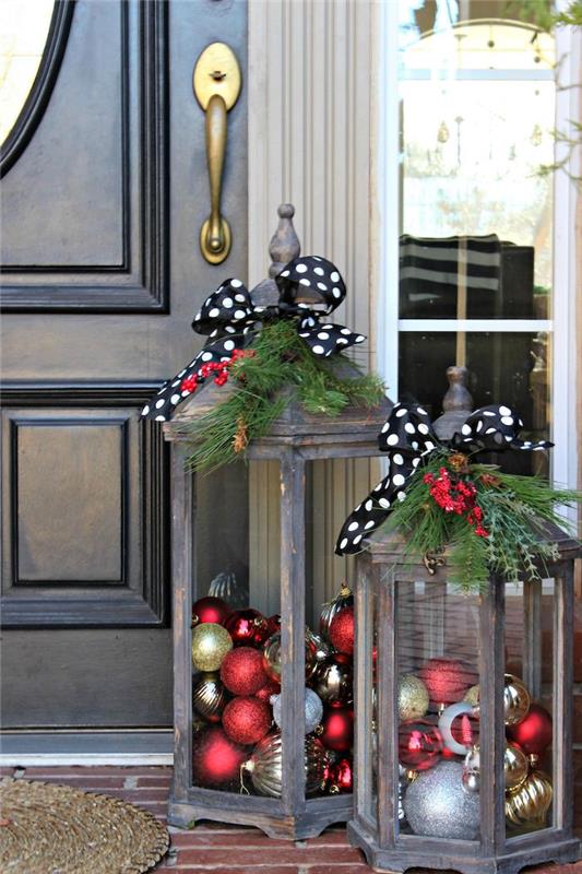Noel balonları ile dolu iki boş fenerler, kurdeleler ile ucuz noel dış mekan dekorasyonu