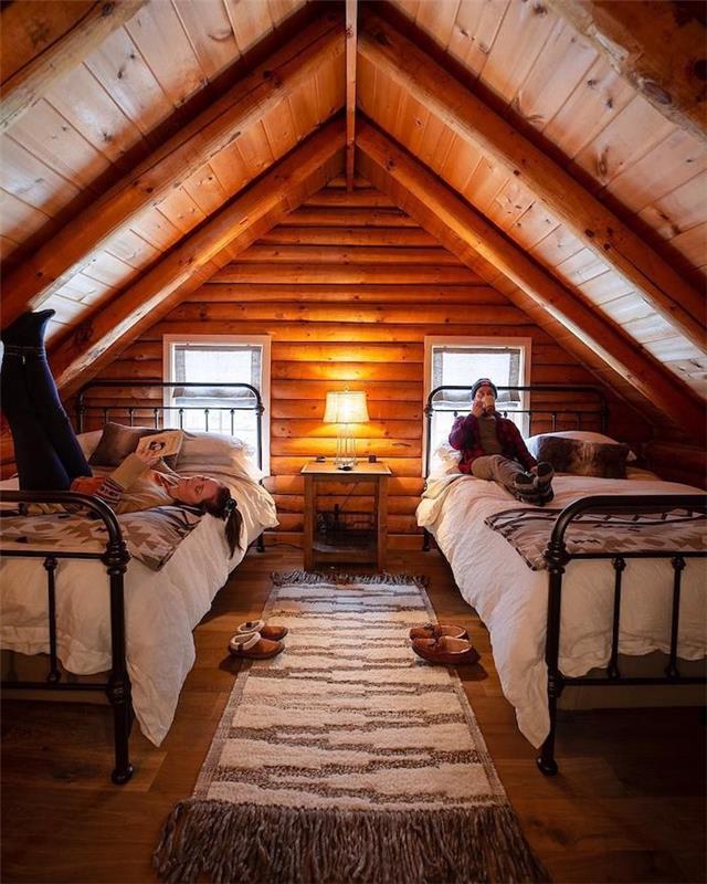 Notranja lesena brunarica, dve postelji v mansardni spalnici, dekoracija dnevne sobe, čudovita spalnica brunarica