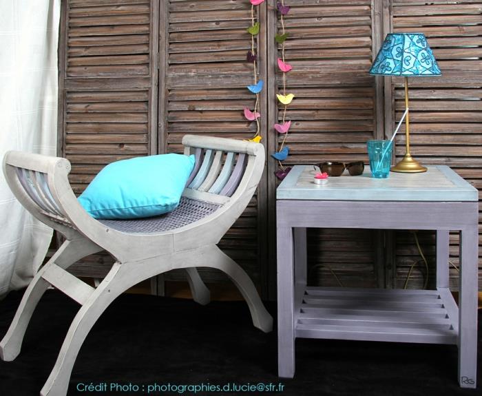 modernizirati staro pohištvo, stolček in kvadratno mizico v belem pobarvanem lesu s staranim učinkom, majhno nočno svetilko z zlato barvno nogo in senco v turkizno modri in beli barvi, vrtno in teraso pohištvo