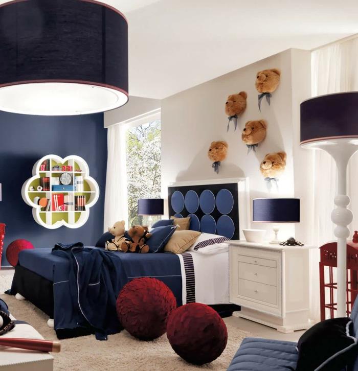 berniuko vaikų kambarys, raudonos išmatos, mėlyna lova, didelis lubų šviestuvas, meškiuko galvos