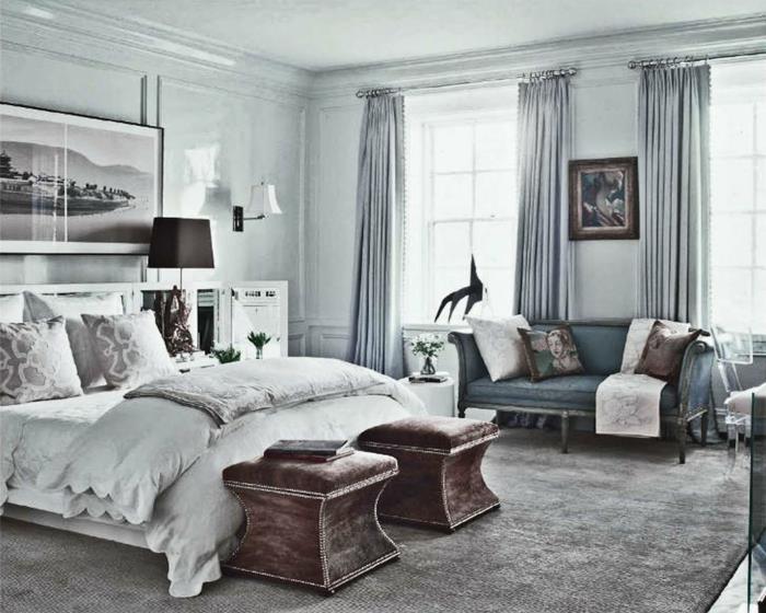 senovinio stiliaus miegamasis, pilkas kilimas, dėvėtos retro kėdės, vienspalvis kraštovaizdis, sena pilka sofa