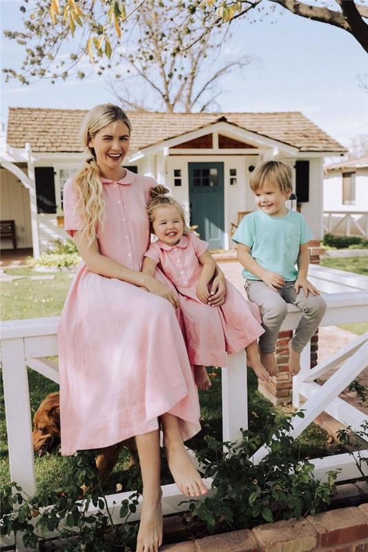 Retro stiliaus vidutinio ilgio rožinė suknelė, motinos ir dukters apranga, motinos ir dukters drabužiai, kurie atrodo panašūs, mama ir du jos vaikai suderintuose drabužiuose