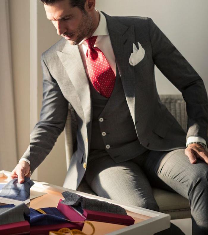 moška siva 3-delna obleka z rdečo kravato