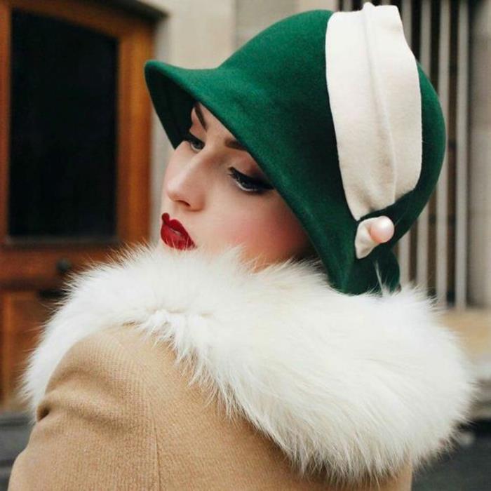 Kostum iz 20 -ih, zeleni klobuk cloche, bež plašč, bel krzneni ovratnik