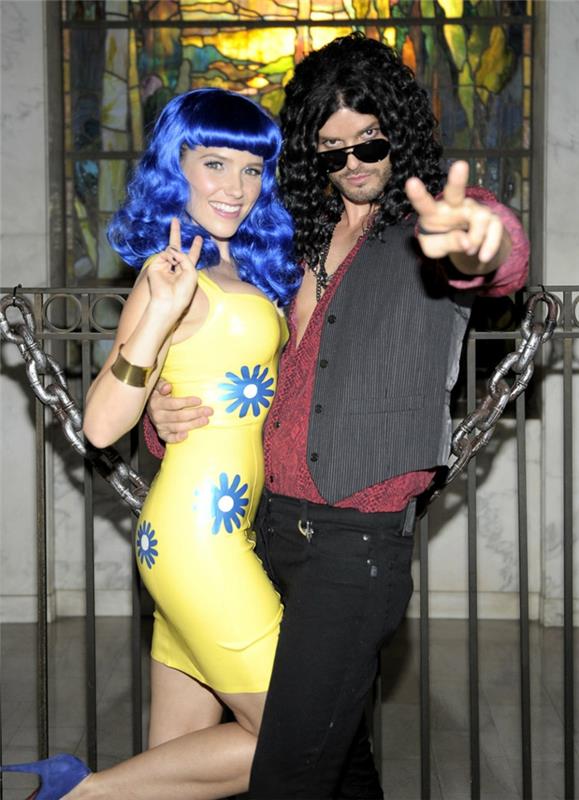 pora, persirengusi Helovynui, geltona suknelė su mėlynomis gėlėmis, mėlynų plaukų perukas, hipių dueto kostiumas