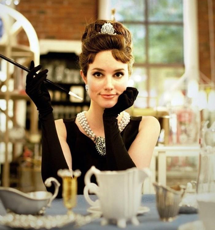 lengvas Helovino kostiumas-išskirtinė idėja-Audrey-Hepburn-kostiumas