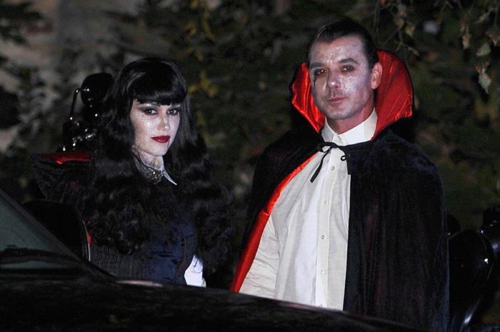 elegantiški vampyrai, pigus dueto kostiumas, vyras ir moteris dažytais veidais, apranga raudonai juoda ir balta