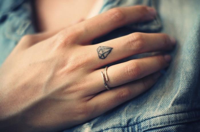 maža deimantinė tatuiruotė ant vidurinio piršto, minimalistinės tatuiruotės pasirinkimas moterims su geometriniu dizainu
