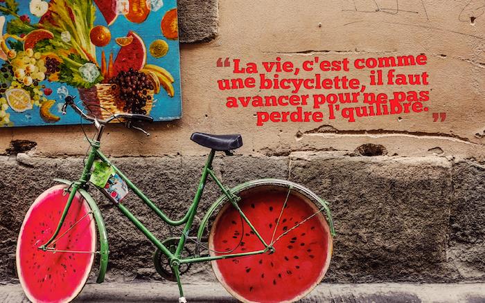 sevimli ifade, tropikal meyve çizimi, sokakta bisiklet, karpuz desenli lastikli yeşil bisiklet