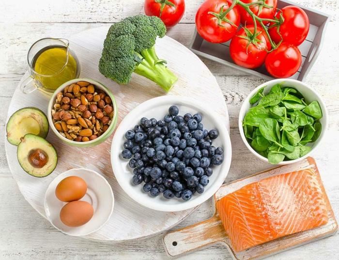 Alimentazione equilibrata con componenti come il salmone ve verdure miste