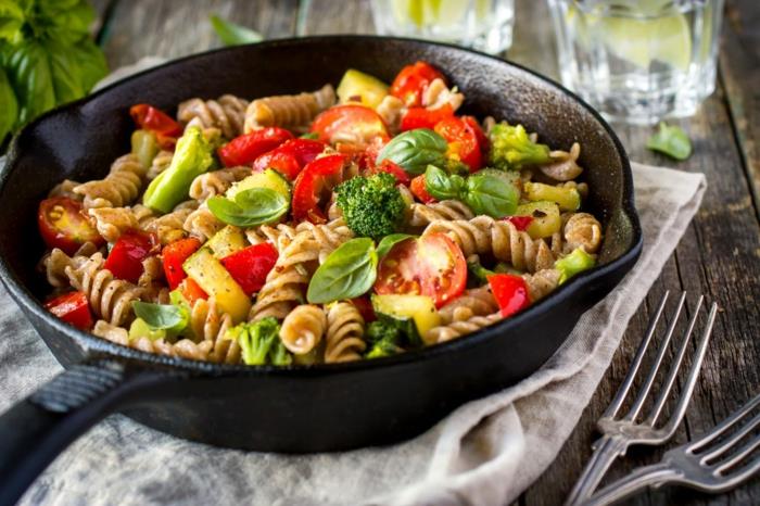 Alimentazione sana ed equilibrata con fusilli, makarna con verdure gel brokoli, pomodorini e foglie di basilico