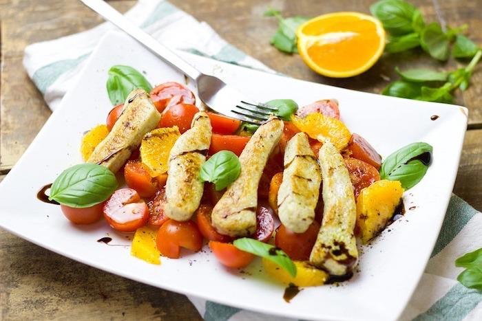 Dieta nutrizionista con un piatto di pollo concontorno di pomodorini ve sisli di basilico için fikir
