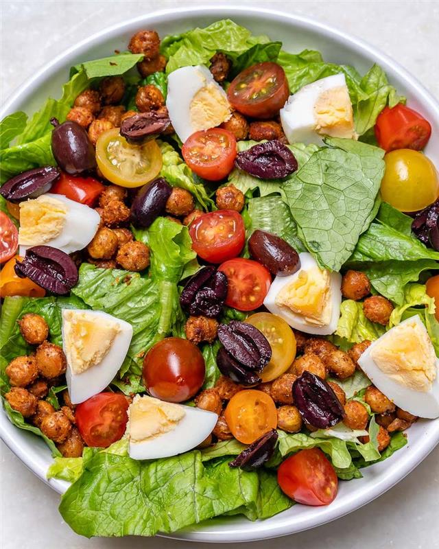 skirtumas tarp graikiškų ir kretietiškų salotų su avinžirniais ir kiaušiniais