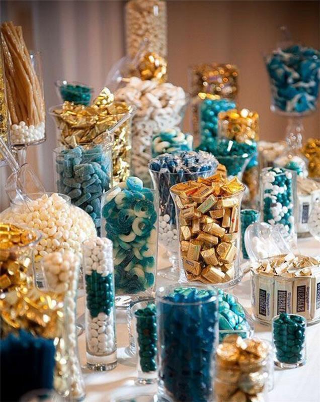steklena škatla za sladkarije različnih velikosti, sladkorni mandlji, želeji, gumijaste kroglice, sladki koren, karamele, majhne čokolade, modra dekoracija, blnc, zlato