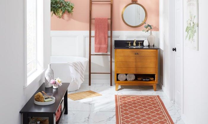 Havluları saklamak için merdiven, banyo tasarım fikri, turuncu halı banyo ilhamı
