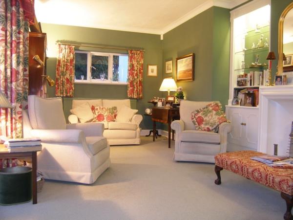 vakarienė-žalia-rožinė-balta-sofa-komfortas-didžiulis-gyvenantis-pavasaris