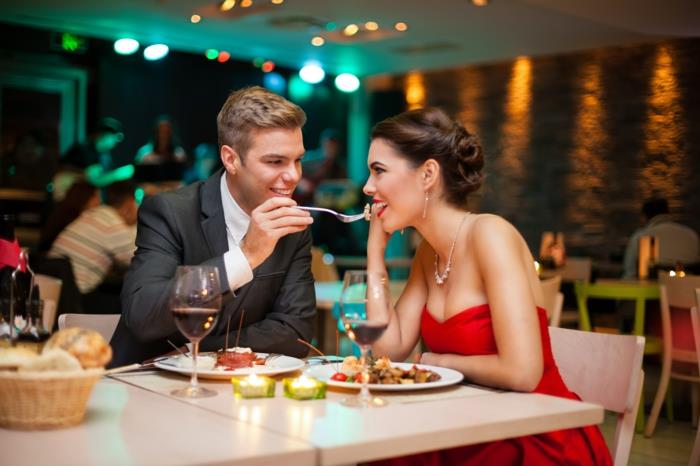 Romantik bir akşam yemeğinde yemek yiyen güzel genç çift