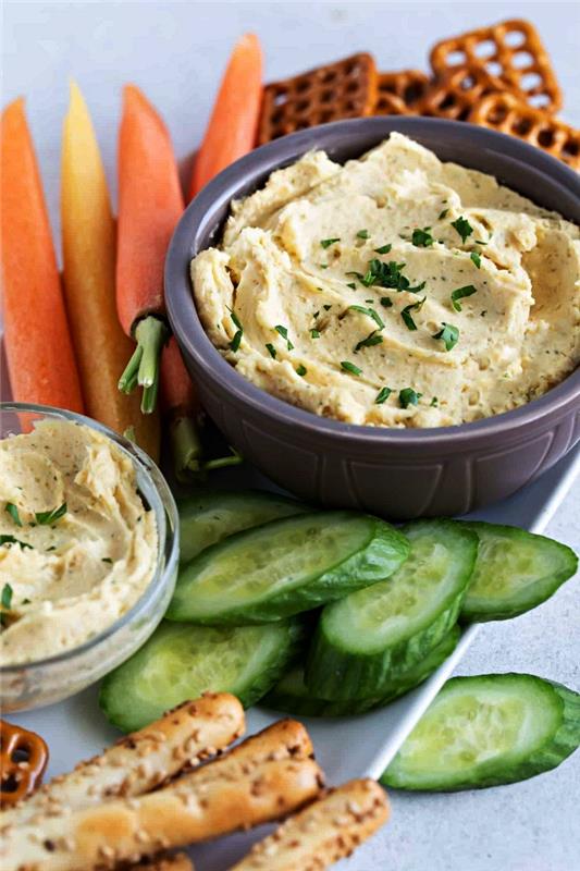 enostaven recept za sirni prigriz s prilogo iz lupinarjev in aperitivnih perecev, enostaven aperitiv za večerjo brez peke