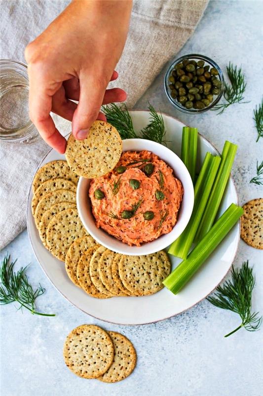 recept za prekajen losos in kapre, postrežen s krekerji in zeleno, enostaven in hiter recept za aperitiv