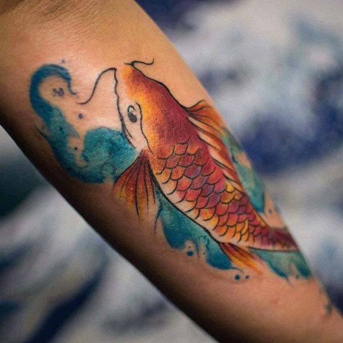 Tatuaggi piccoli'nin anlamı, kontrolden çıkarılmayı di un pesce colorato sull'avambraccio di un uomo