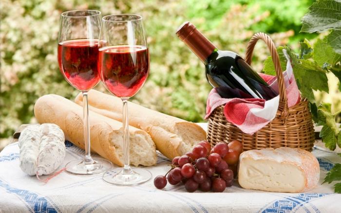 Rdeče vino sredozemske prehrane v dveh kozarcih skupaj z bageto