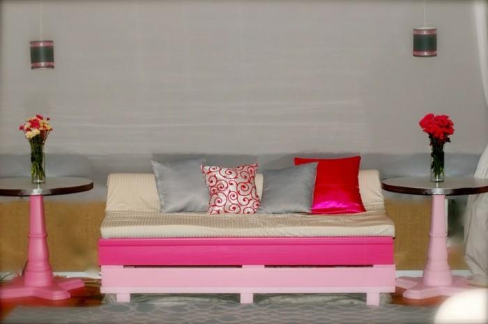 Idea mobili con bancali, divano per la cameretta in paleta di colore rosa con cuscini colorati