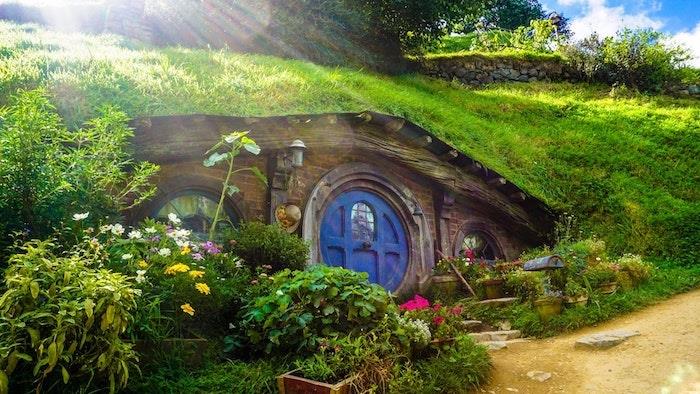 Yeşil alan altında Hobbit evi, doğa görüntüsü, cennet manzarası, yeşil ekran arka planı için mükemmel orijinal yaz görüntüsü