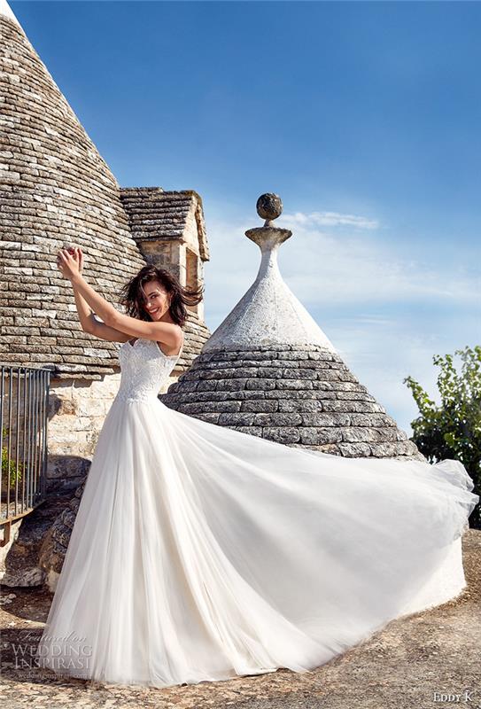 Alberobello fotografija ženska v poročni obleki, lepi beli obleki in izvirni srednjeveški zunanjosti, poročna obleka princesa, lepa ženska v elegantni obleki princese