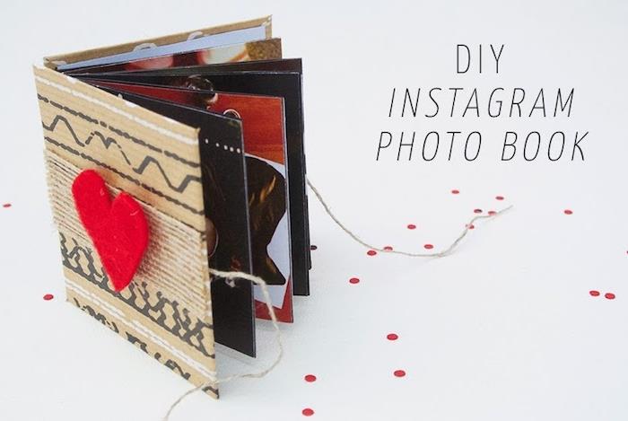 „pasidaryk pats“ „Instagram“ nuotraukų albumo pavyzdys su merginos nuotraukomis ir kartoniniais viršeliais su veltinio širdies apdaila, merginos dovanos idėja