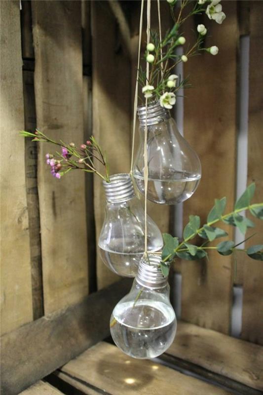 „pasidaryk pats“ lemputė transformuota į mažą kabančią vazą