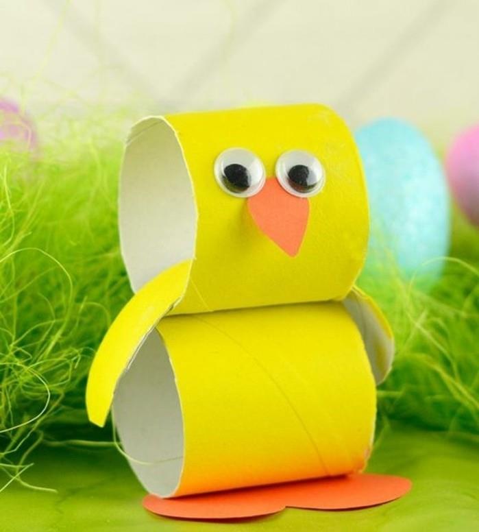 obrtne ideje za otroke, piščančji okras iz rumenega zvitka toaletnega papirja, okrašen z oranžnimi izrezi papirja in lepljivimi očmi