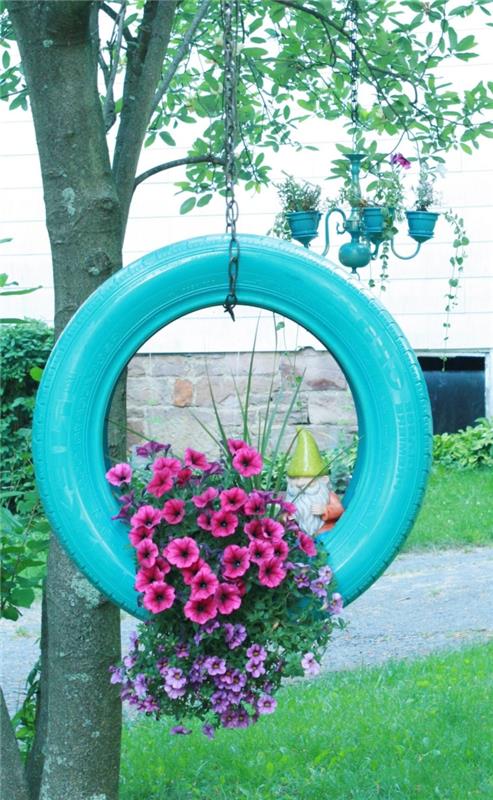 vrtna dekoracija s pnevmatiko, enostaven model sejalnika z visečo modro pobarvano pnevmatiko, enostaven DIY z recikliranimi materiali
