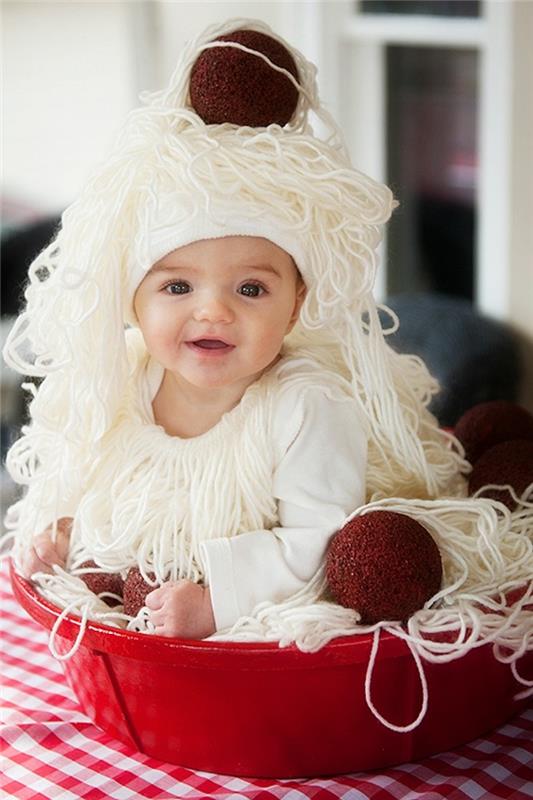 Makarna bebek kostümü, çocuk cadılar bayramı kostümü fikri, bebeğin tatlılığının fikir sembolü