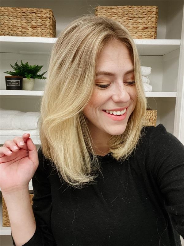 „pasidaryk pats“ šukuosena banguotų namų plaukų spalva tendencija tamsios šaknys blondinės ilgio juoda palaidinė moteris
