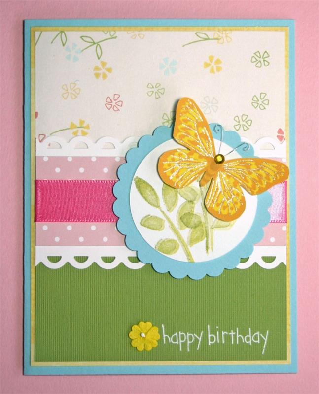 pasidarykite gimtadienio atviruką, naminį atviruko šabloną iš spalvoto mėlyno popieriaus su geltonu drugelio papuošimu ir rausva juosta