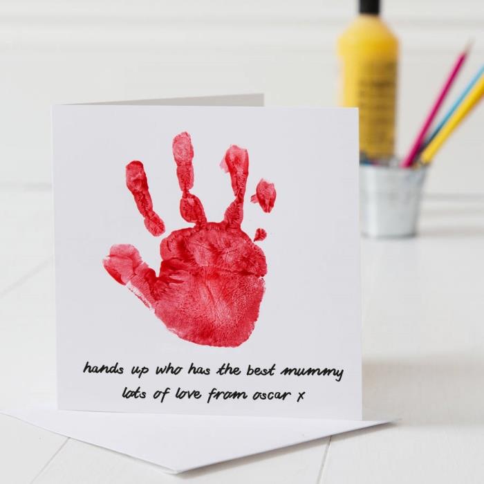 enostavna izdelava predloge voščilnice za materinski dan z odtisom rdeče barve otroške roke na belem papirju