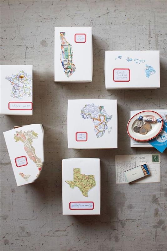 beyaz karton kutular, farklı ülke ve eyaletlerin haritalarıyla kişiselleştirilmiş, arkadaşlar için kendin yap hediyeleri, gri yüzey üzerine yerleştirilmiş
