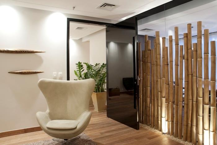 balta kambario apdaila ant medinių grindų su bambuko vidine tvora, originali kambario atskyrimo idėja