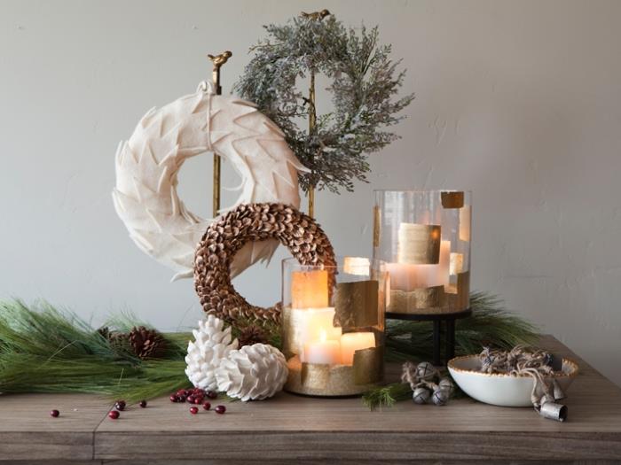 Kalėdų puošmena pasigaminti patiems, naminiai dekoratyviniai objektai balto ir rudo Kalėdų vainiko pavidalu
