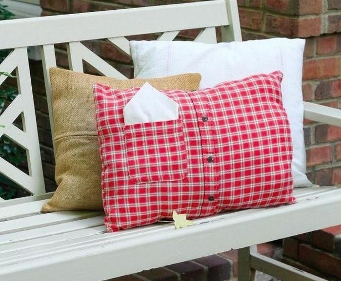 diy-blazina-stara-majica-v-rdeče-beli-črni-črni-gumb-leseni klopi