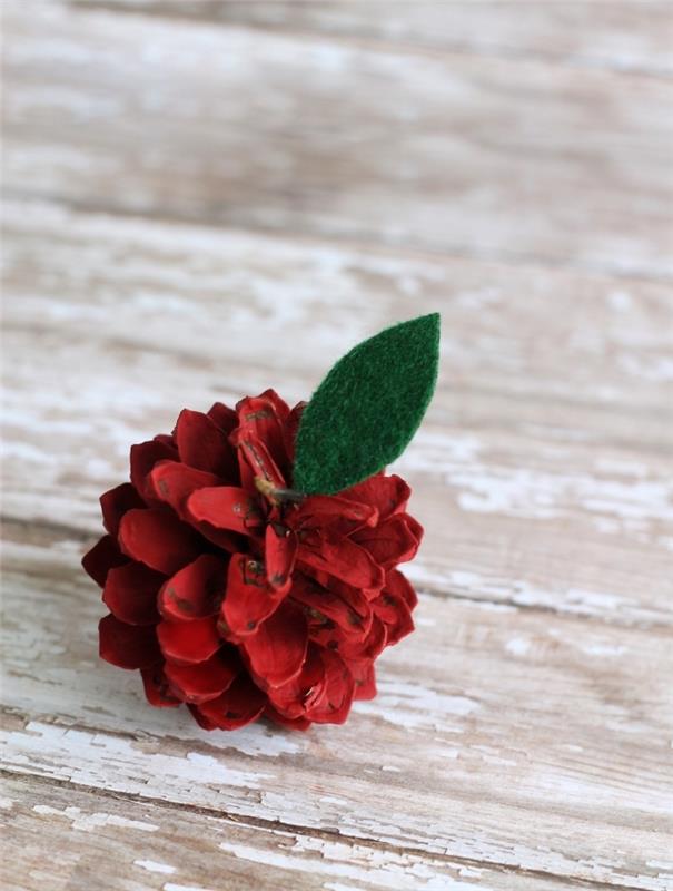 naredite božični okrasni predmet v rdeče pobarvanih borovih storžih s filcem, plodovi storža DIY