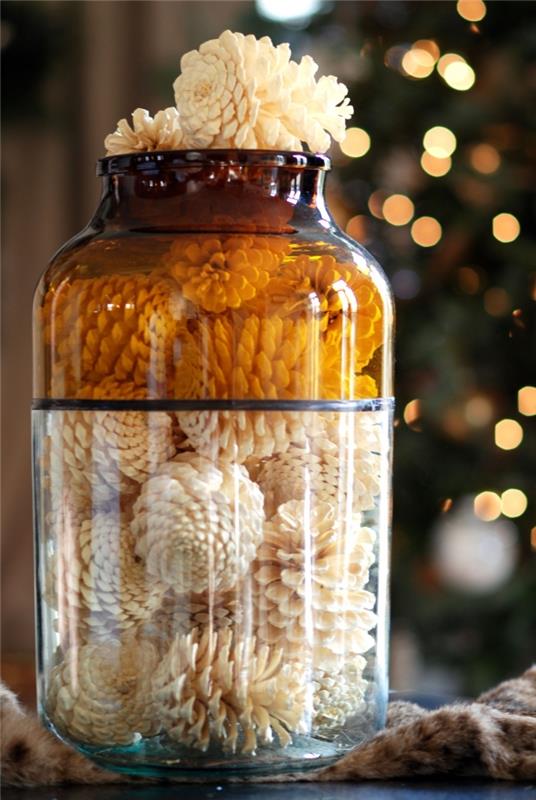 ideja recikliranja steklenih kozarcev, kaj storiti s steklenim kozarcem, primer božičnega okrasja borovega storža, ki ga je enostavno doseči