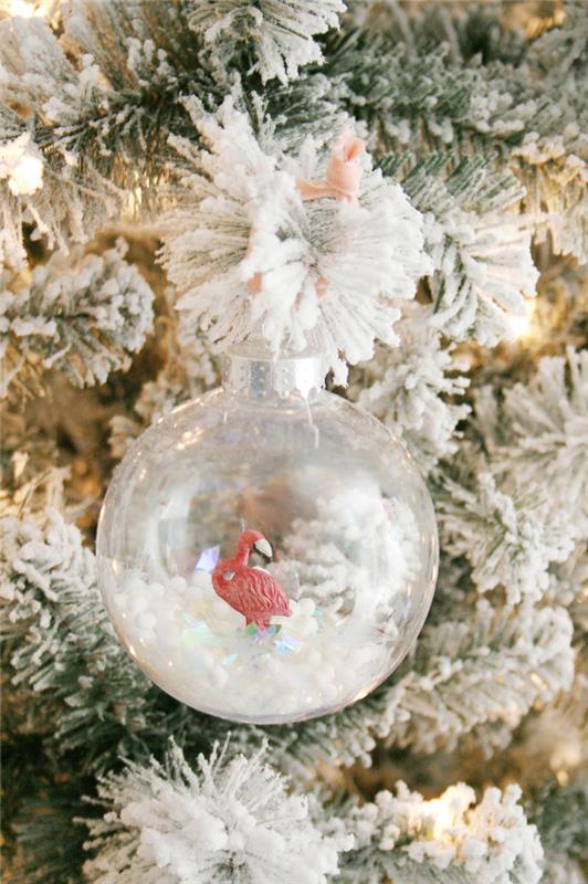 puiki idėja Kalėdų papuošimui, kad būtų lengva pasidaryti permatomų eglutės rutuliukų, padirbto sniego ir flamingo figūrėlių